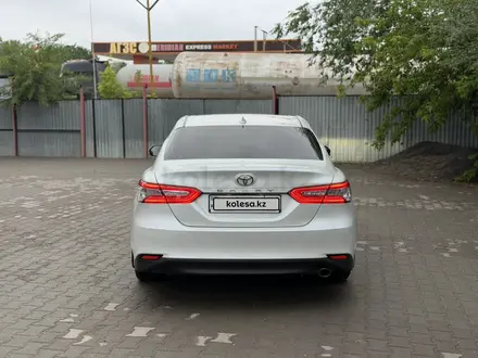 Toyota Camry 2018 года за 13 500 000 тг. в Актобе – фото 2