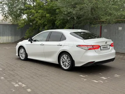 Toyota Camry 2018 года за 13 500 000 тг. в Актобе – фото 5
