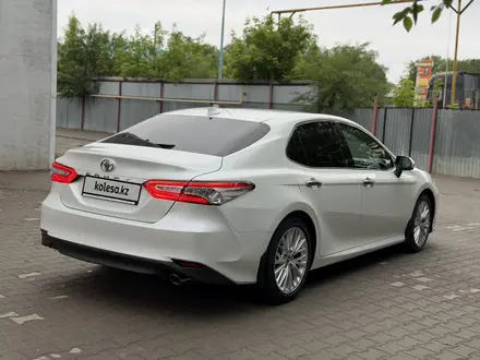 Toyota Camry 2018 года за 13 500 000 тг. в Актобе – фото 6
