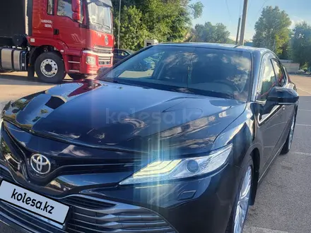 Toyota Camry 2020 года за 14 000 000 тг. в Алматы – фото 2