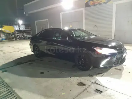 Toyota Camry 2015 года за 6 500 000 тг. в Уральск – фото 3