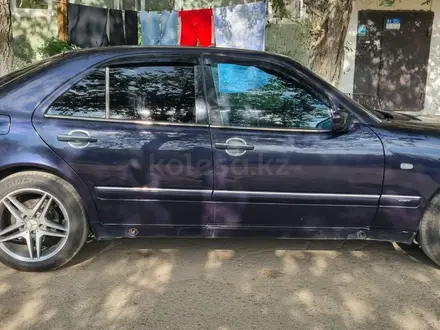 Mercedes-Benz E 230 1996 года за 3 000 000 тг. в Караганда