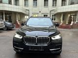 BMW X5 2022 года за 35 100 000 тг. в Астана – фото 2