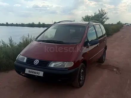 Volkswagen Sharan 1999 года за 2 300 000 тг. в Астана