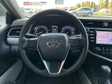 Toyota Camry 2019 года за 8 600 000 тг. в Актобе – фото 17