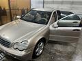 Mercedes-Benz C 180 2001 года за 2 100 000 тг. в Актобе – фото 2