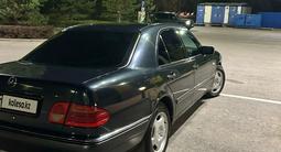 Mercedes-Benz E 240 1998 года за 2 700 000 тг. в Караганда – фото 2