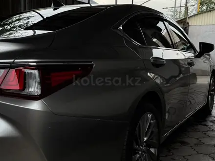Lexus ES 250 2023 года за 23 500 000 тг. в Алматы – фото 7