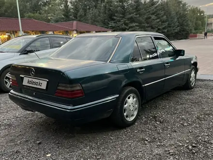 Mercedes-Benz E 200 1994 года за 1 400 000 тг. в Караганда – фото 5