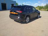 Toyota RAV4 2021 года за 14 000 000 тг. в Актобе – фото 2