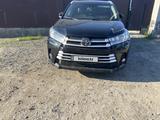 Toyota Highlander 2021 года за 11 500 000 тг. в Атырау