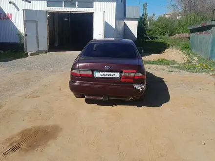 Toyota Carina E 1995 года за 850 000 тг. в Актобе – фото 2