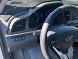 Hyundai Elantra 2020 года за 8 500 000 тг. в Уральск – фото 2