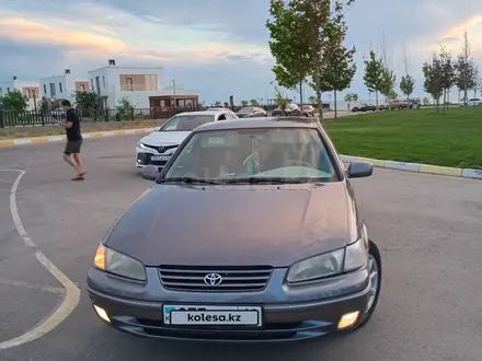 Toyota Camry 1999 года за 3 200 000 тг. в Жанаозен – фото 2