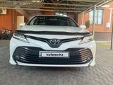 Toyota Camry 2021 года за 14 500 000 тг. в Алматы – фото 2