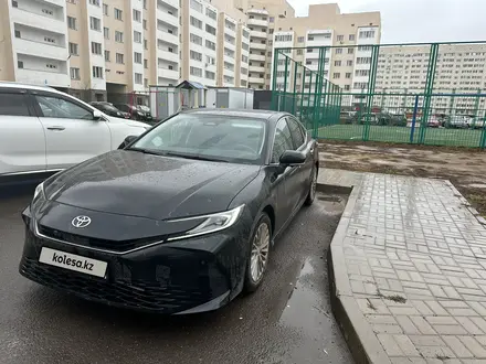 Toyota Camry 2024 года за 15 800 000 тг. в Астана – фото 2