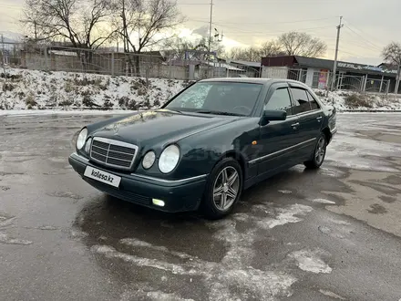 Mercedes-Benz E 230 1997 года за 2 350 000 тг. в Алматы