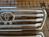 Решётка радиатора — Toyota Land Cruiser 200 (2012 2015) за 45 000 тг. в Алматы – фото 4