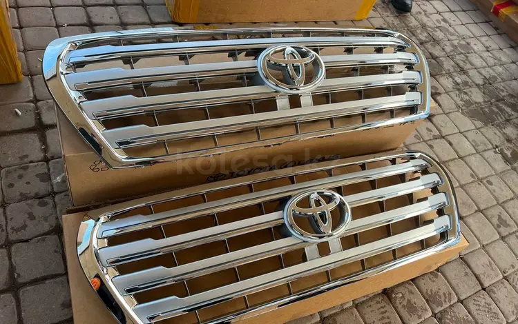 Решётка радиатора — Toyota Land Cruiser 200 (2012 2015) за 45 000 тг. в Алматы