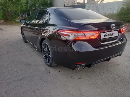 Toyota Camry 2018 года за 12 200 000 тг. в Семей – фото 4