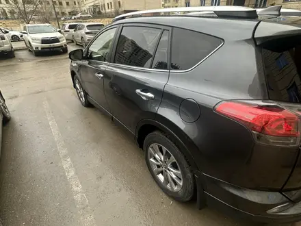 Toyota RAV4 2016 года за 9 350 000 тг. в Актау – фото 4
