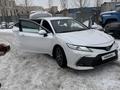 Toyota Camry 2021 года за 21 000 000 тг. в Актобе – фото 2