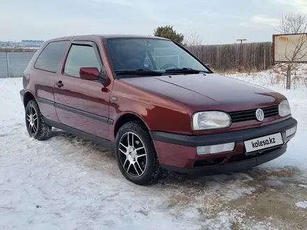 Volkswagen Golf 1997 года за 2 290 000 тг. в Караганда – фото 2