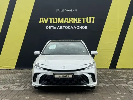 Toyota Camry 2022 года за 17 650 000 тг. в Уральск – фото 2