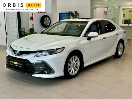 Toyota Camry 2022 года за 13 490 000 тг. в Атырау