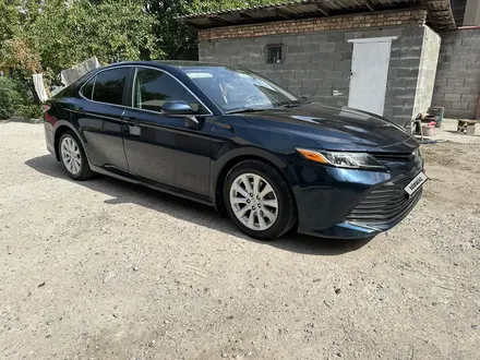 Toyota Camry 2018 года за 13 000 000 тг. в Алматы – фото 2