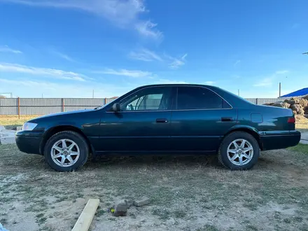 Toyota Camry 1997 года за 2 000 000 тг. в Актобе – фото 17