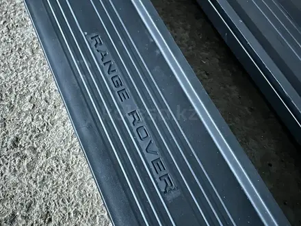 Штатные подножки LAND ROVER за 140 000 тг. в Астана – фото 3
