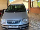 Volkswagen Sharan 2005 года за 5 500 000 тг. в Шымкент