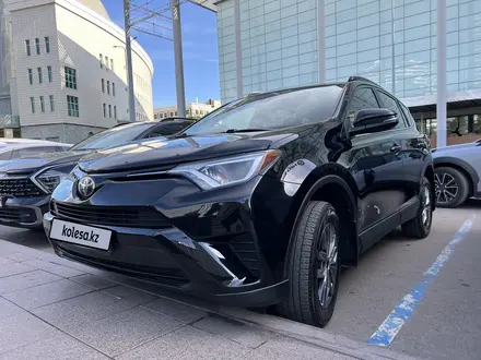 Toyota RAV4 2017 года за 10 250 000 тг. в Астана