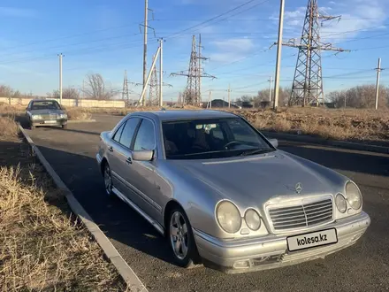 Mercedes-Benz E 280 1997 года за 2 500 000 тг. в Сарыозек – фото 2