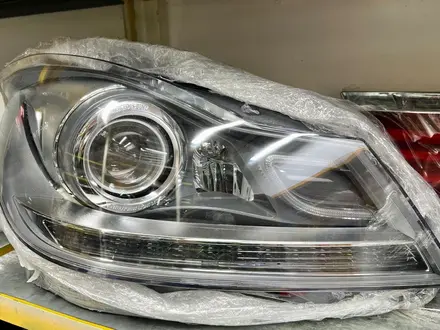 Передние фары Mercedes — Benz W204 рестайлинг за 1 000 тг. в Алматы – фото 2