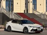 Toyota Camry 2021 года за 13 350 000 тг. в Караганда