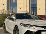 Toyota Camry 2021 года за 13 350 000 тг. в Караганда – фото 3