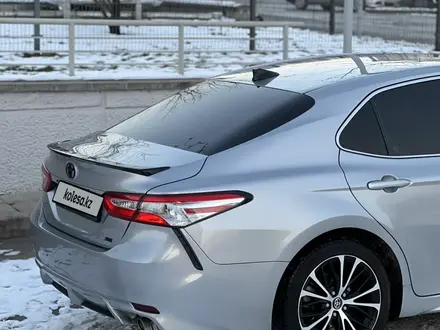 Toyota Camry 2020 года за 11 200 000 тг. в Алматы – фото 2