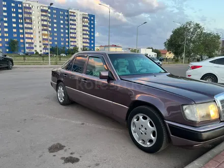 Mercedes-Benz E 230 1991 года за 1 650 000 тг. в Караганда – фото 2