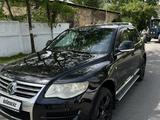 Volkswagen Touareg 2008 года за 7 800 000 тг. в Алматы – фото 5