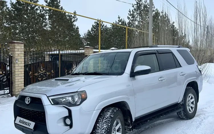 Toyota 4Runner 2017 годаfor18 500 000 тг. в Астана