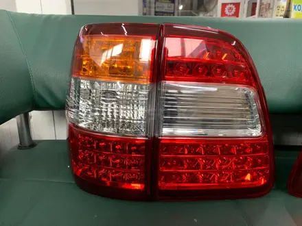 Задние фонари на крышке багажника Toyota Land Cruiser 100 Taiwan DEPO за 25 000 тг. в Алматы – фото 6
