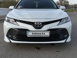 Toyota Camry 2021 года за 14 200 000 тг. в Усть-Каменогорск – фото 2