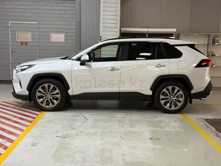 Toyota RAV4 2022 года за 20 190 000 тг. в Алматы – фото 4