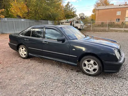 Mercedes-Benz E 230 1996 года за 2 000 000 тг. в Караганда – фото 2