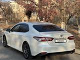 Toyota Camry 2021 года за 17 000 000 тг. в Туркестан – фото 2