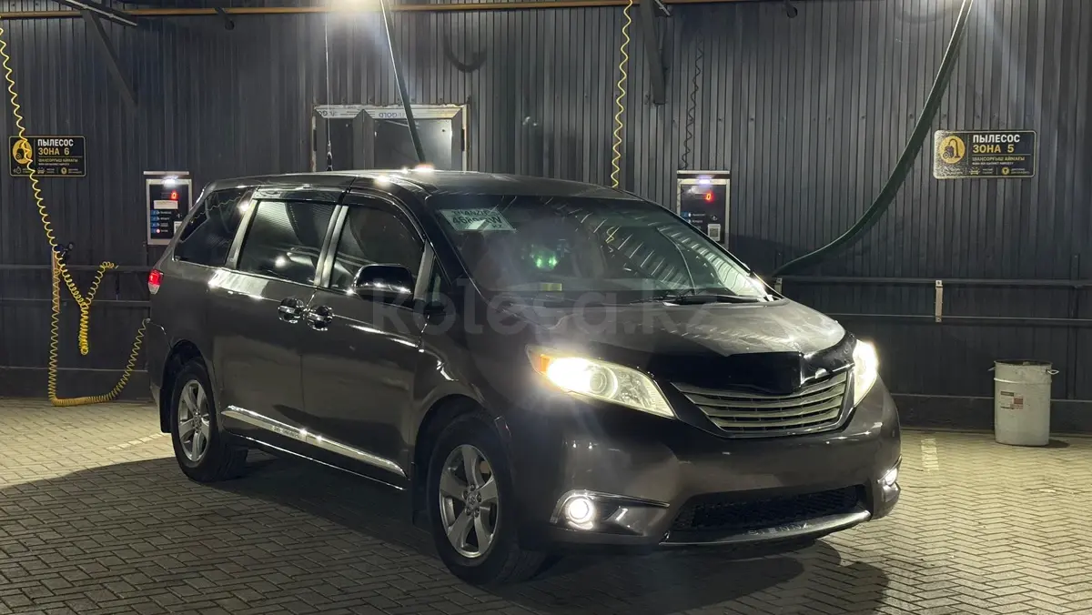 Toyota Sienna, 2011