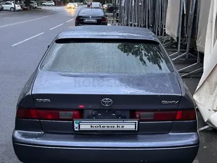 Toyota Camry 1997 года за 1 550 000 тг. в Алматы – фото 2