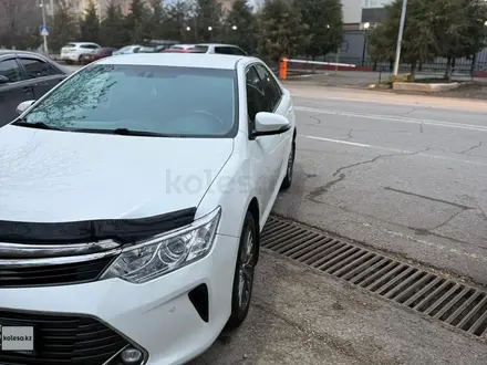 Toyota Camry 2017 года за 9 700 000 тг. в Туркестан – фото 2